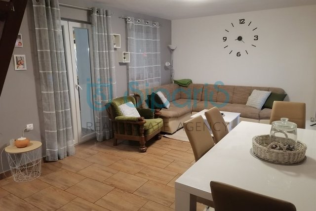 BUJE KUĆA SA DVA STANA